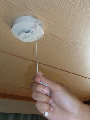 ひもを引く、ボタンを押すなどして点検します。