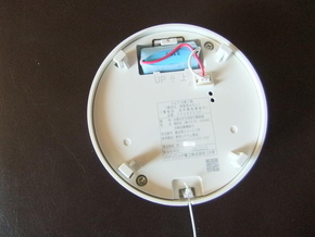 住宅用火災警報器には電池が入っています。